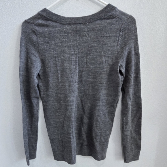 Gap grey fitted, long sleeved, v-neck sweater size XS - Picture 2 of 3